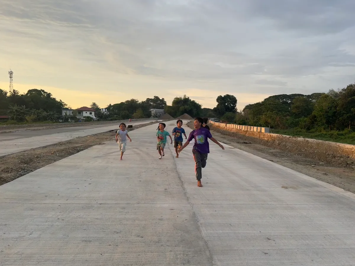 Bei gemeinsamen Aktivitäten wie Wettrennen können die Kinder vor allem eines: Kind sein. Kinder, die auf einer neu gebauten Strasse ein Wettrennen veranstalten.